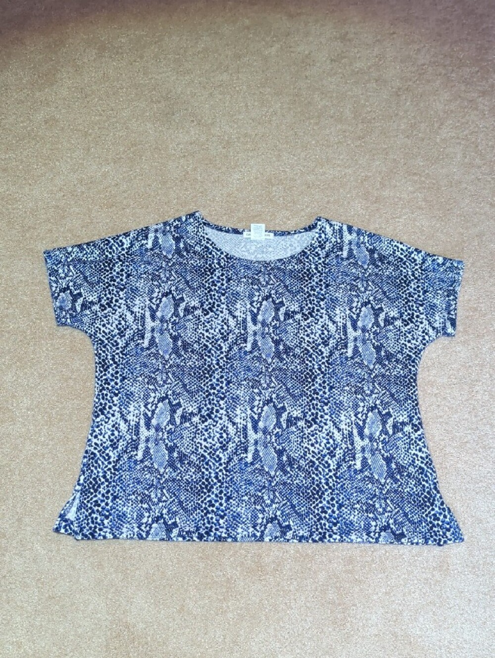 Women’s Blue & White Animal-Print Short Sleeve Top